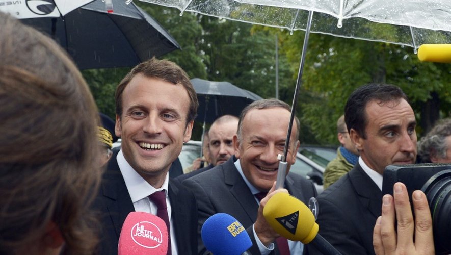 Le ministre de l'Economie Emmanuel Macron et le patron du  Medef Pierre Gattaz le 27 août 2015 à Jouy-en-Josas