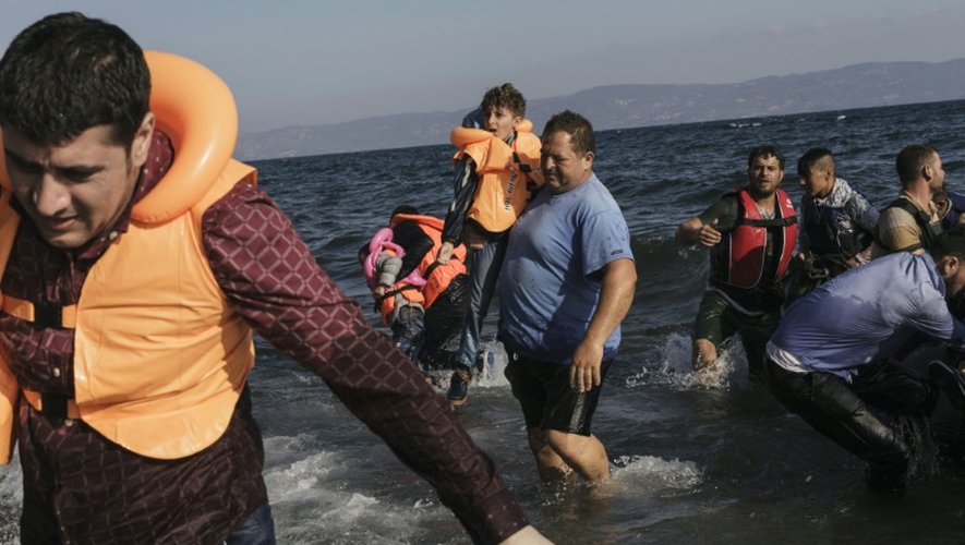 Arrivée de réfugiés syriens dans un canot sur une rive de l'île de Lesbos, le 23 août 2015