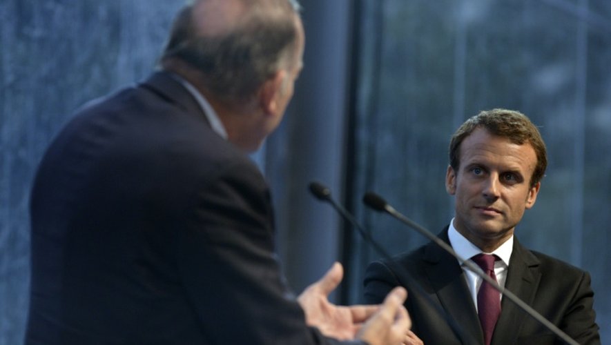 Le ministre de l'Economie Emmanuel Macron face au patron du Medef Pierre Gattaz le 27 août 2015 à Jouy-en-Josas