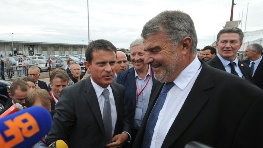 Le Premier ministre Manuel Valls accueilli par le maire de la ville Jean-Francois Fountaine à son arrivée le 27 août 2015 à La Rochelle