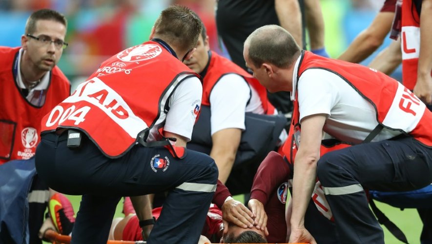 L'attaquant vedette du Portugal Cristiano Ronaldo, blessé au genou gauche en finale de l'Euro face à la France, est évacué de la pelouse du Stade de France sur une civière, le 10 juillet 2016