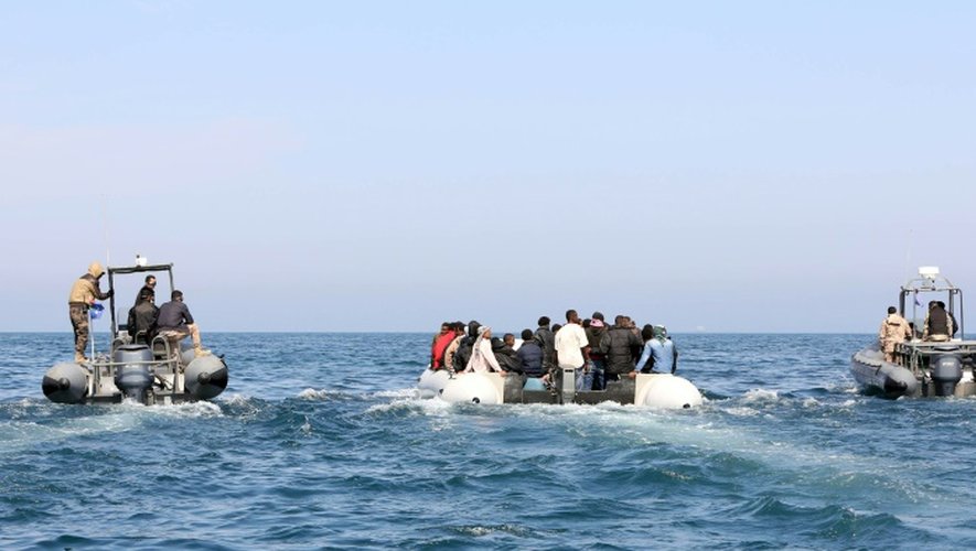 Des gardes-côtes libyens escortent une embarcation transportant des migrants le 6 juin 2015 au large de Tripoli
