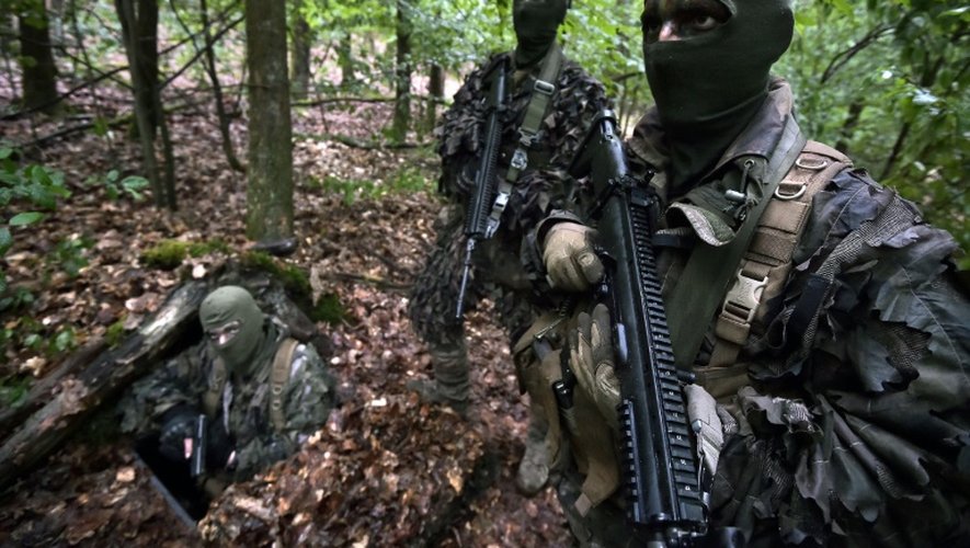 Des hussards du 2e Régiment de Haguenau en formation pour de futures missions de renseignement, le 5 juin 2016 dans les Vosges