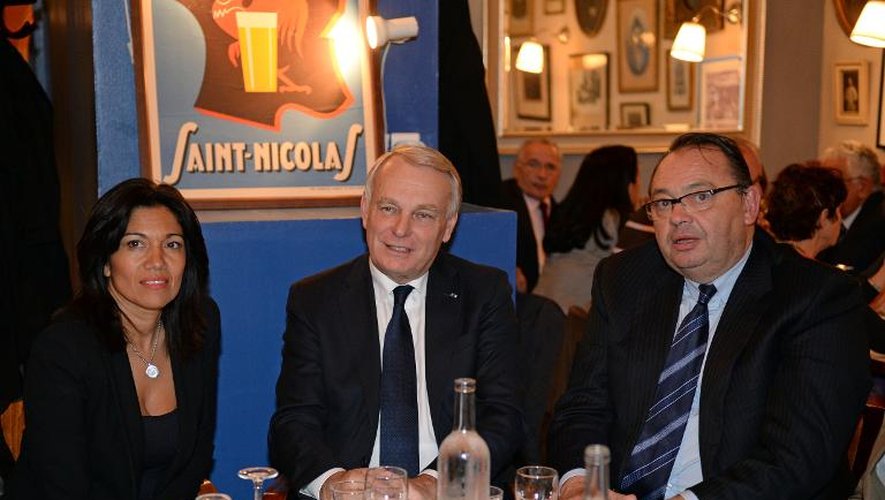 Le Premier ministre Jean-Marc Ayrault, Samia Ghali et le candidat socialiste aux municipales Patrick Mennuci (d), le 7 novembre 2013 à Marseille