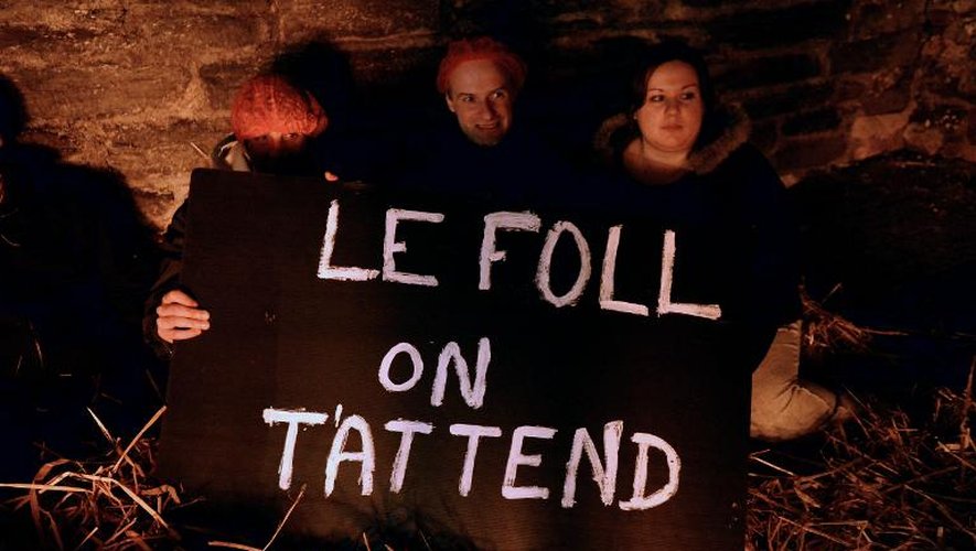 Des employés de Tilly-Sabco tiennent une pancarte sur laquelle est écrit "Le Foll on t'attend", le 4 novembre 2013 à Morlaix, dans la cour de la sous-préfecture du Finistère