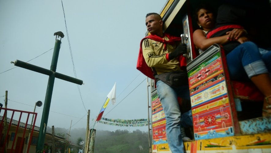 Des habitants prennent le bus "Chiva" à Pueblo Nuevo en Colombie le 10 juillet 2016