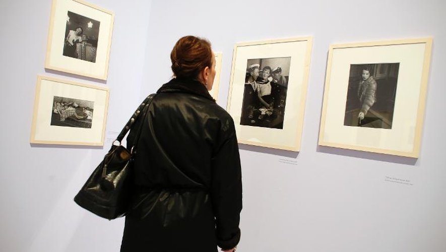 Une femme regarde les photographies de Brassaï exposées à l'Hotel de Ville de Paris, le 6 novembre 2013