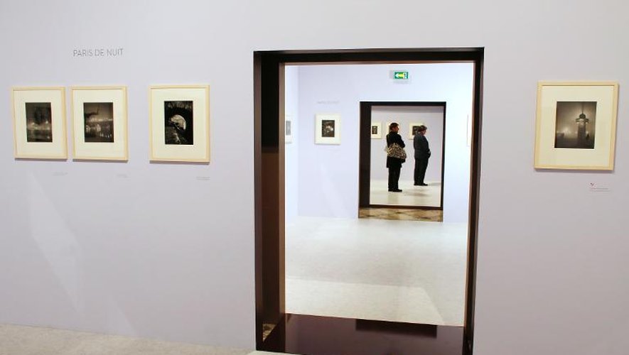 Des visiteurs regardent les photographies de Brassaï exposées à l'Hotel de Ville de Paris, le 6 novembre 2013