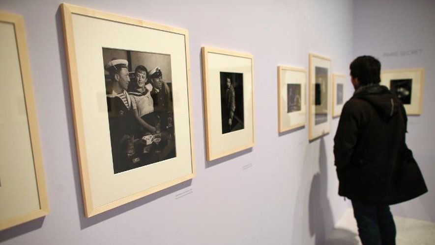 Un visiteur regarde les photographies de Brassaï exposées à l'Hotel de Ville de Paris, le 6 novembre 2013
