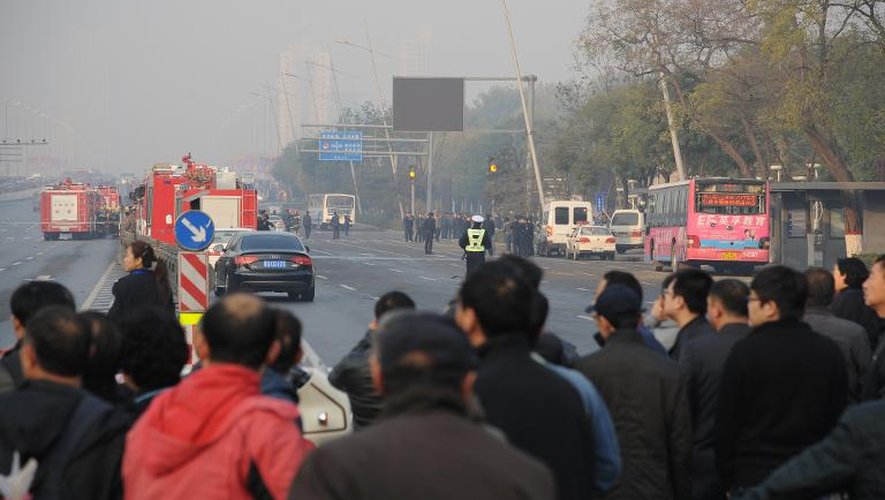 La police bloque la circulation et les accès au site où s'est produite une série d'explosions le 6 novembre 2013 à Taiyuan, dans la province du Shanxi, dans le nord de la Chine