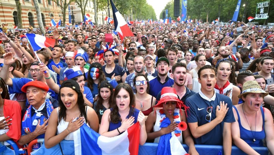 La foule des supporters des Bleus, dans la fan zone le 10 juillet 2016 à Toulouse