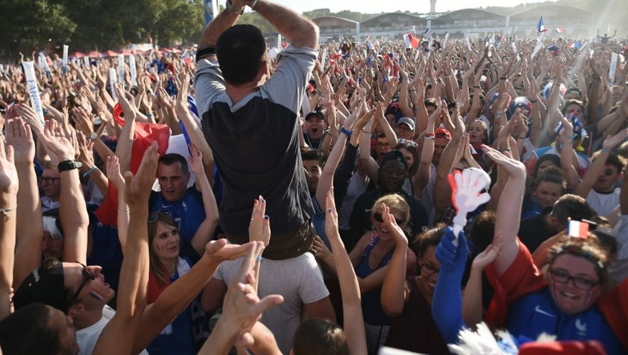 La foule des supporters du Portugal, dans la fan zone le 10 juillet 2016 à Bordeaux