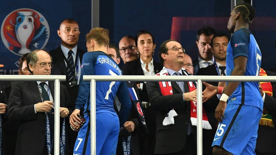 Noël Le Graet et Fançois Hollande saluent Antoine Griezmann et Paul Pogba dans la tribune du Stade de France, à l'issue de la finale de l'Euro-2016, le 10 juillet 2016 à Saint-Denis