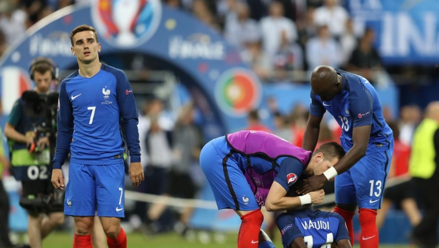 Déception d'Antoine Griezmann, Blaise Matuidi et Eliaquim Mangala après la défaite de la France en finale de l'Euro-2016 le 10 juillet 2016 au Stade de France à Saint-Denis