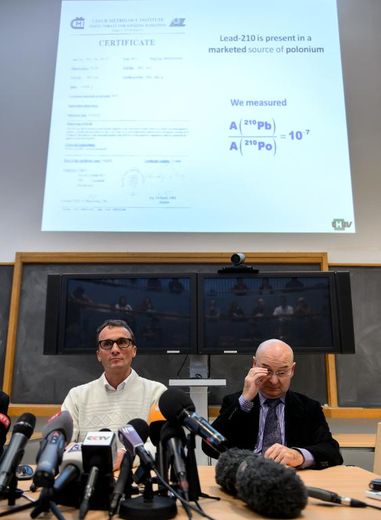 Conférence de presse de deux médecins à propos du rapport d'expertise sur les causes de la mort du leader palestinien Yasser Arafat, le 7 novembre 2013 à Lausanne