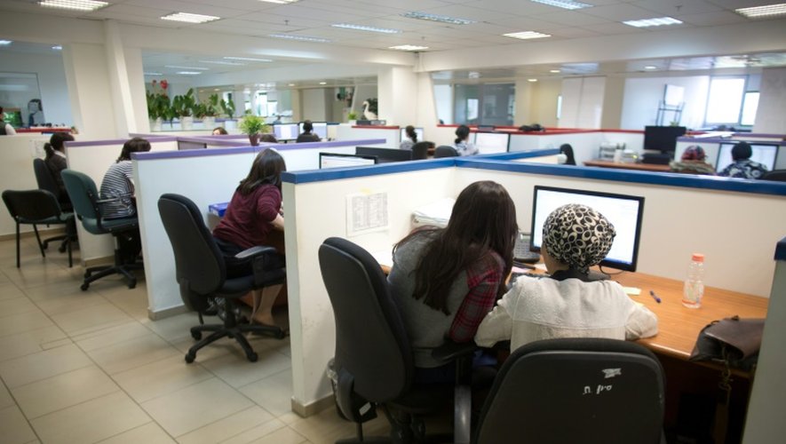 Des juives ultra-orthodoxes travaillent sur ordinateur dans l'espace de travail de Comax à Holon près de Tel Aviv le 17 avril 2016
