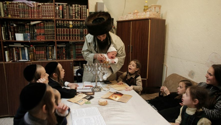Une famille juive ultra-orthodoxe à Jérusalem le 17 décembre 2014
