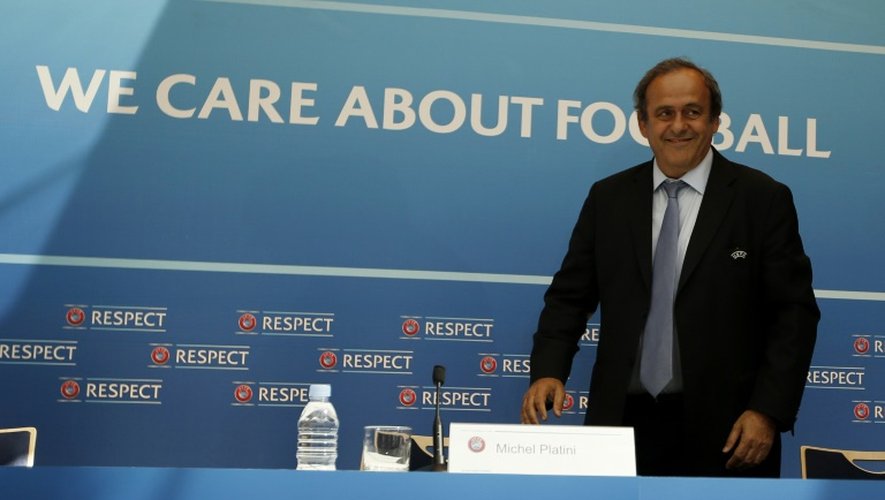 Michel Platini s'installe pour une conférence de presse à l'issue du tirage au sort des poules de l'Europa League, le 28 août 2015 à Monaco