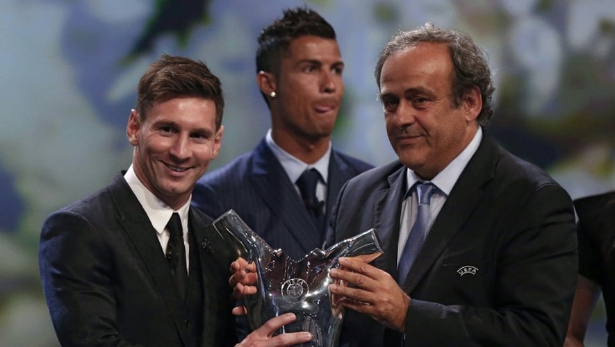 Michel Platini remet le trophée du meilleur joueur de l'UEFA 2015 à Lionel Messi, sous le regard de Cristiano Ronaldo, le 27 août à Monaco