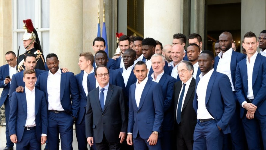François Hollande au milieu des joueurs de l'équipe de France de football le 11 juillet 2016 sur le perron de l'Elysée à Paris
