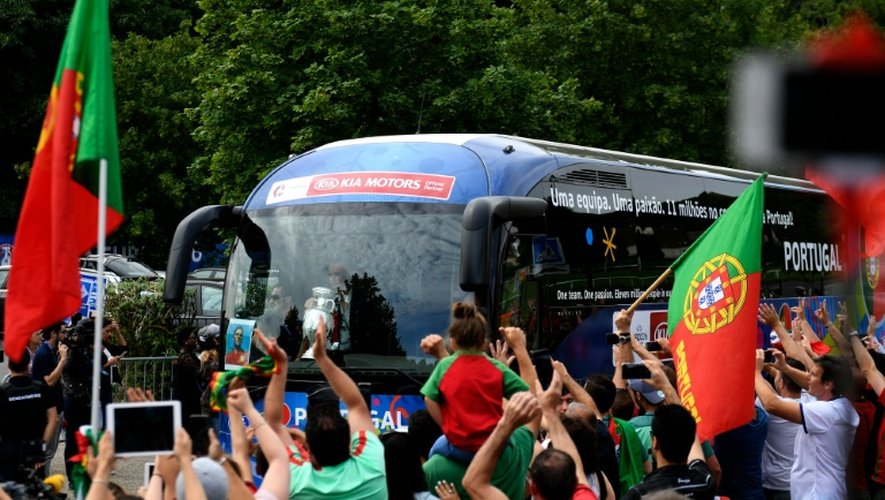 Les supporters portugais rendent hommages aux champions d'Europe qui quittent Marcoussis en bus pour prendre l'avion du retour au pays, le 11 juillet 2016