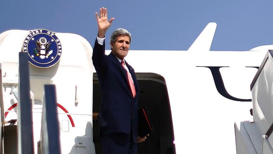 Le secrétaire d'Etat américain John Kerry quitte Israël pour se rendre à Genève après une rencontre avec Benjamin Netanyahu, le 8 novembre 2013 à l'aéroport de Tel-Aviv