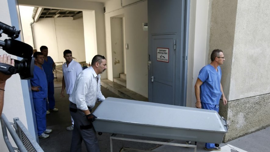 Un cercueil avec le corps d'un des migrants retrouvé dans un camion en Autriche est transporté a l'institut médico-légal à Vienne le 28 août 2015