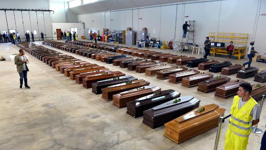 Des cercueils de victimes du drame de Lampedusa, dans un hangar de l'île italienne, le 5 octobre 2013
