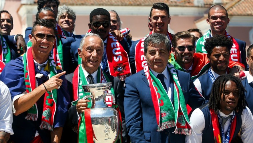 Les joueurs portugais posent avec le trophée de l'Euro et le président du Portugal, le 11 juillet 2016 à Lisbonne
