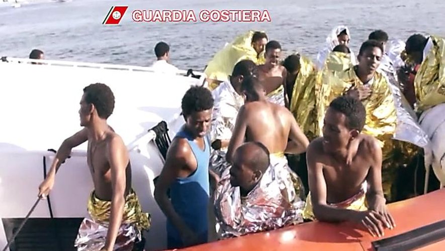 Capture d'écran d'une vidéo fournie par les garde-côtes italiens montrant des survivants du naufrage qui s'est produit près de Lampedusa, le 3 octobre 2013