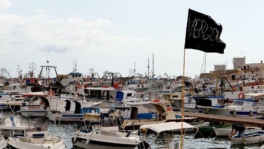 Un drapeau frappé du mot "Honte" en italien flotte sur le port de Lampedusa après le naufrage, la veille, d'un bateau transportant 500 migrants africains