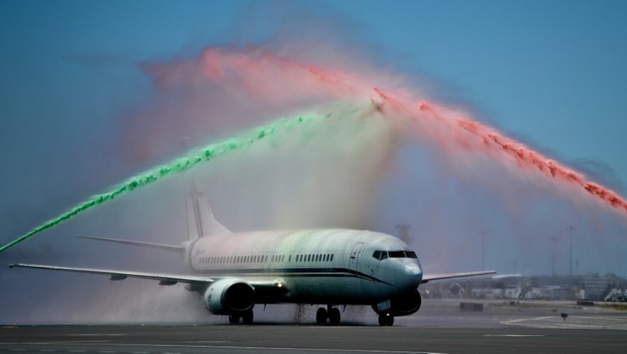 Les pompiers de l"aéroport de Lisbonne pulvérisent de la mousse aux couleurs du Portugal sur l'avion transportant la sélection, le 11 juillet 2016