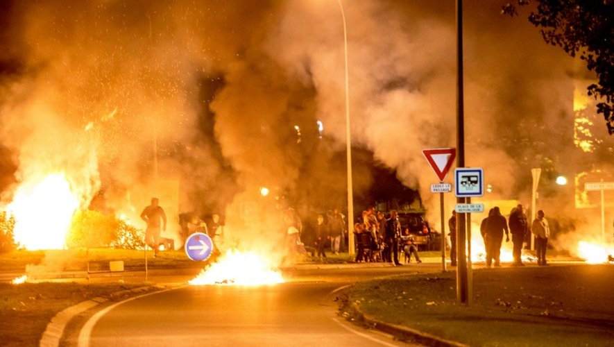 Des pneus brûlés lors d'une manifestation de gens du voyage le 29 août 2015 au niveau de Roye