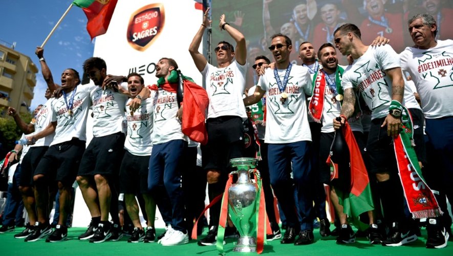 Les joueurs portugais fêtent leur titre européen avec leurs supporters, le 11 juillet 2016 à Lisbonne