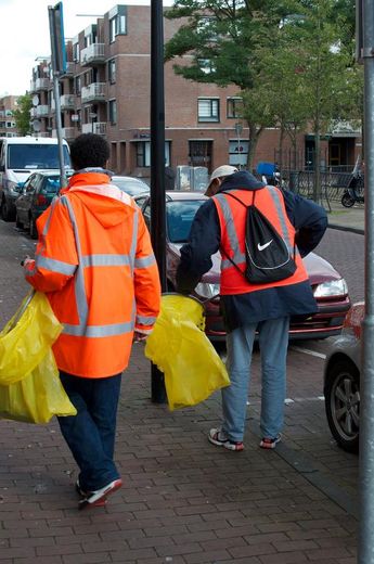 Des alcooliques chroniques participent à un programme de nettoyage des rues, le 9 septembre 2013 à Amsterdam