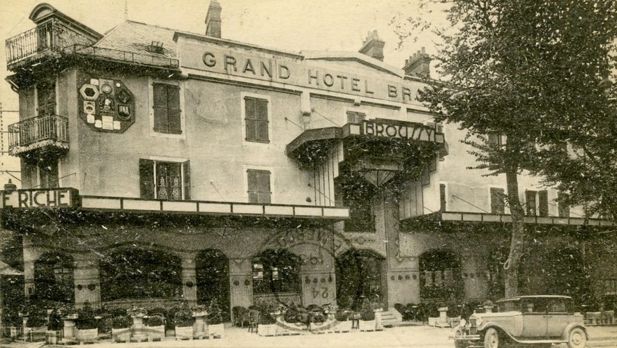 L’hôtel Broussy, construit en 1891, a notamment été fréquenté par Antonin Artaud, Charles Trenet ou encore Sacha Distel. Carte postale appartenant à Gilbert Regourd (Carto club aveyronnais)