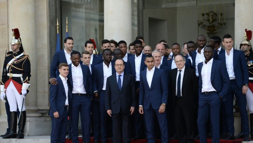 L'équipe de France avec le président François Hollande, sur le perron de l'Elysée, le 11 juillet 2016