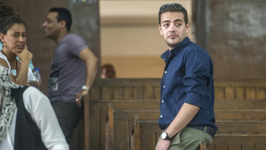 Le journaliste égyptien d'Al-Jazeera, Baher Mohamed (D) lors de son procès au Caire le 2 août 2015