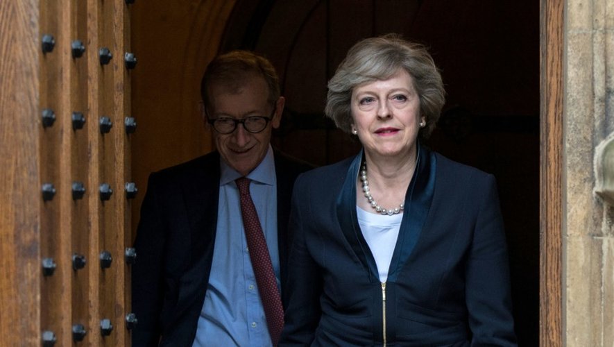 La future Première ministre britannique Theresa May (d) et son époux Philip John May, le 11 juillet 2016 à Londres