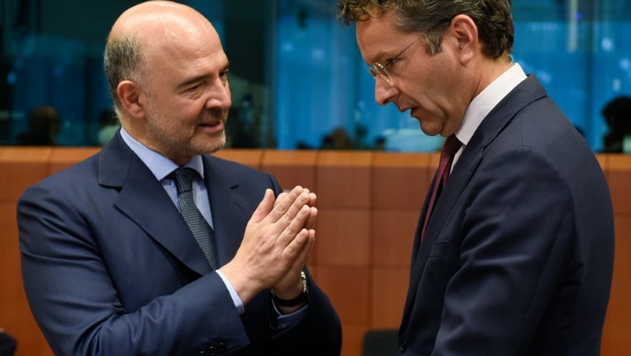 Le commissaire européen aux Affaires économiques, Pierre Moscovici (g) et le président de l'Eurogroupe Jeroen Dijsselbloem à Bruxelles, le 11 juillet 2016