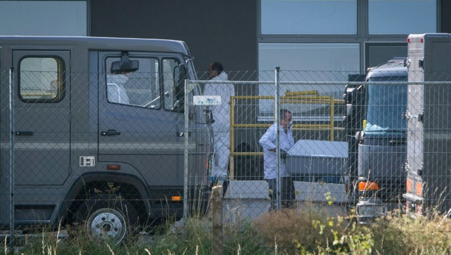 Les cercueils des migrants retrouvés morts dans un camion, transportés le 28 août 2015 à Nickelsdorf