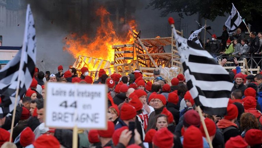 Des manifestants arborant le "bonnet rouge", à Quimper, le 2 novembre 2013