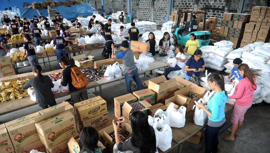 Des bénévoles préparent des sacs alimentaires pour les victimes, le 9 novembre 2013 à Manille