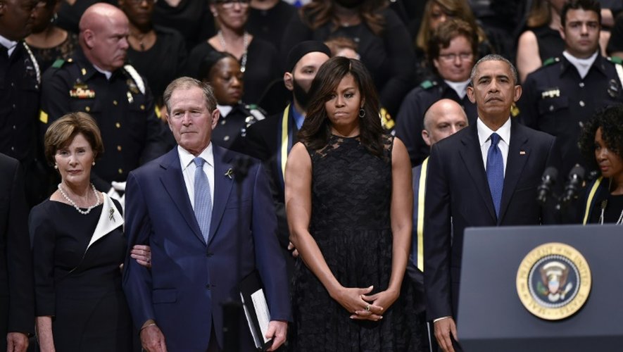 (de d à g) Le président américain Barack Obama, son épouse Michelle Obama, l'ex-président George W. Bush et son épouse Laura Bush, le 12 juillet 2016 à Dallas