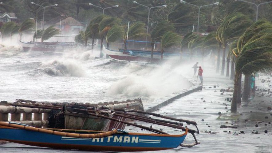 La mer est agitée à Legaspi, au sud de Manille, au passage du typhon, le 8 novembre 2013