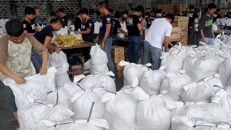 Des bénévoles préparent des sacs alimentaires pour les victimes du typhon, le 9 novembre 2013 à Manille