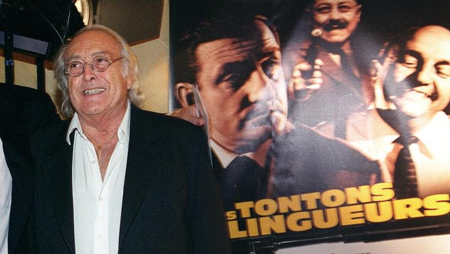 Le réalisateur des "Tontons flingueurs" Georges Lautner pose devant l'affiche du film, le 12 septembre 2002 au cinéma Max Linder à Paris