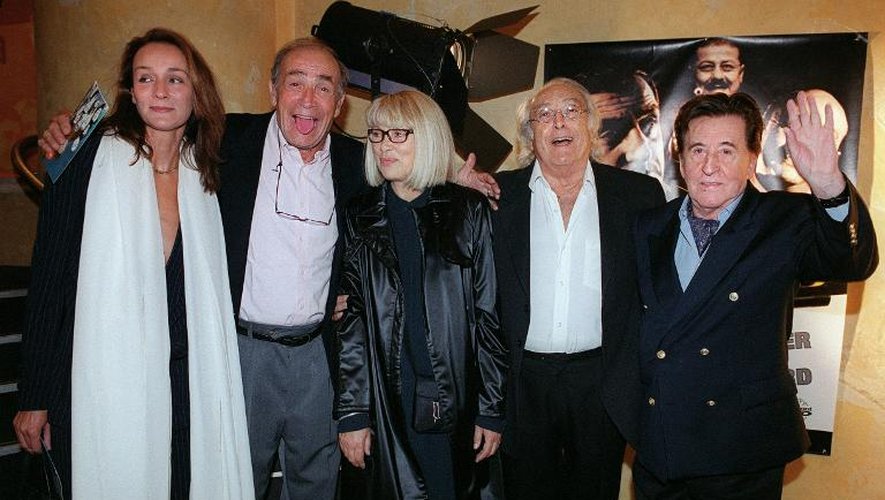 Le réalisateur des "Tontons flingueurs" Georges Lautner (2eD) pose entouré d'acteurs, le 12 septembre 2002 au cinéma Max Linder à Paris