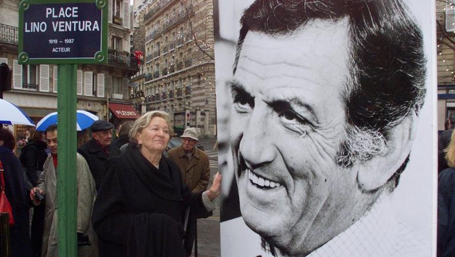 La veuve de l'acteur Lino Ventura, Odette, pose à côté d'une photo de son mari, le 17 décembre 1999 à Paris
