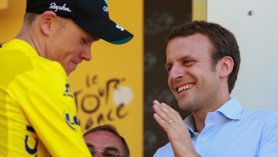 Emmanuel Macron et Christopher Froome, maillot jaune, le 9 juillet 2016 à l'issue de la 8e étape du Tour de France à Bagneres-de-Luchon